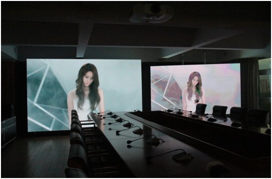 圖為: 相機調為1/3200秒快門速度拍下的視頻播放畫面,高清逼真。左屏為洲明LED UTV高清小間距產品