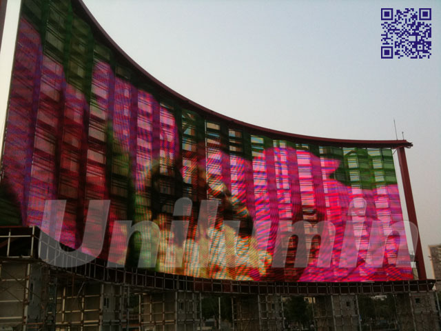 洲明科技大型LED格柵屏矗立岐江江畔