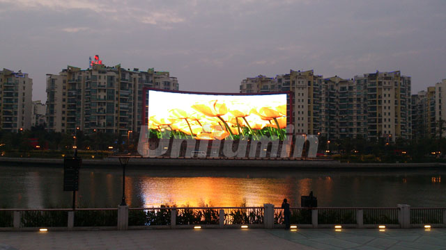 洲明科技大型LED格柵屏矗立岐江江畔