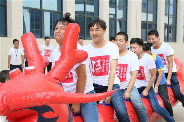 平時威風四面的飛龍，今天有點萌萌噠呢！